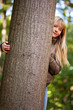 Foto: Mädchen versteckt sich hinter Baum Mädchen versteckt sich hinter Baum