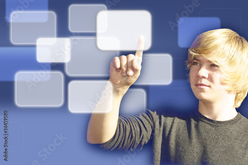 Foto: Jugendlicher mit Touchscreen Jugendlicher mit Touchscreen