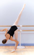 danseuse échauffement à la barre danseuse échauffement à la barre