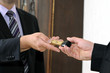 Schlüsselübergabe an der Hotelrezeption