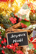 Tafel Frohe Weihnachten in Französisch mit Sternanis und Zimt un