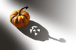 Photo: Petite citrouille dans la lumière - l'ombre d'Halloween Petite citrouille dans la lumière - l'ombre d'Halloween