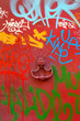 Antiker Türklopfer mit Grafitti