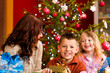 Photo: Weihnachten - Familie mit Geschenken am Weihnachtsabend Weihnachten - Familie mit Geschenken am Weihnachtsabend