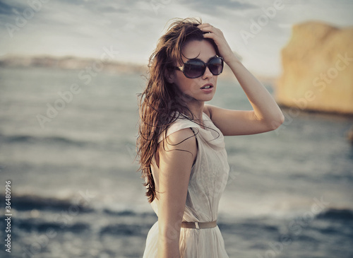 Foto: Cute woman wearing sunglasses Cute woman wearing sunglasses