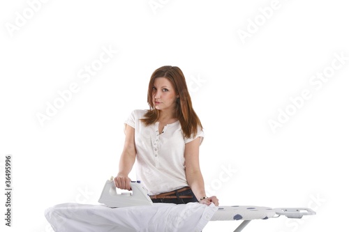 Foto: young woman ironing on ironing board (white background) young woman ironing on ironing board (white background)
