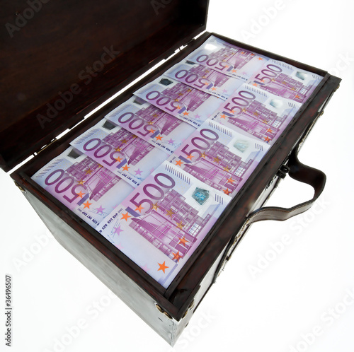 Foto: Truhe mit Euro Banknoten. Finanzkrise, Truhe mit Euro Banknoten. Finanzkrise,