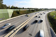 Autos fahren auf einer Autobahn Autos fahren auf einer Autobahn
