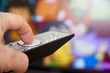 television, mano con mando de tv