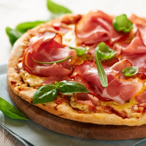 Foto: Pizza with dry cured ham and basil Pizza with dry cured ham and basil