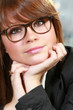 Jeune fille pensive portant des lunettes