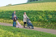 Familie bei einem Spaziergang Familie bei einem Spaziergang