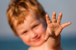 Sandhand eines Kleinkindes