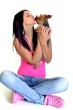 femme embrassant son chien