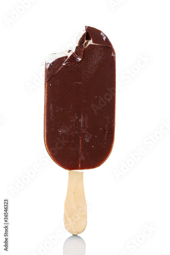 Foto: One chocolate vanilla ice cream isolated on white One chocolate vanilla ice cream isolated on white