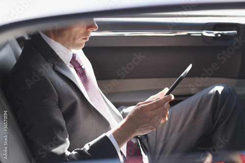 Foto: Politician reading in backseat of car Politician reading in backseat of car