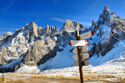 Foto: Signs for the trails at Pale di San Martino, Alps, Italy Signs for the trails at Pale di San Martino, Alps, Italy