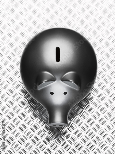 Foto: Close up of piggy bank on metal counter Close up of piggy bank on metal counter