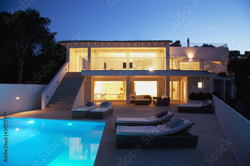 Foto: Pool outside modern house at twilight Pool outside modern house at twilight