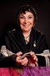 femme cartomancienne souriante
