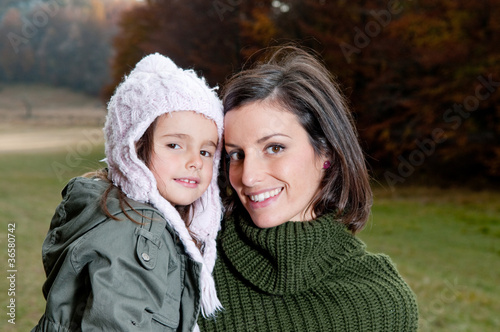 Foto: Happy mother and daughter in nature Happy mother and daughter in nature
