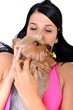 femme et son petit chien