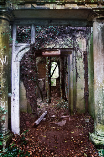 Foto: derelict doorway derelict doorway