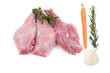 cuisses de lapin crues sur fond blanc