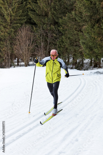 Photo: Senior beim Ski Langlauf im Winter Senior beim Ski Langlauf im Winter