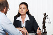 Unternehmerin liest einen Brief