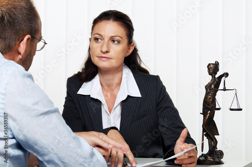 Photo: Unternehmerin liest einen Brief Unternehmerin liest einen Brief