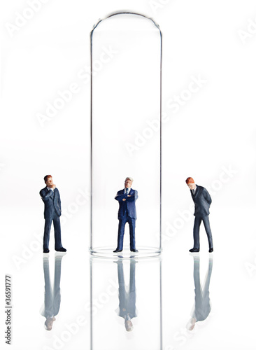 Foto: Business figurines placed in and around test tubes Business figurines placed in and around test tubes