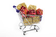 einkaufswagen voller Geschenke zu Weihnachten