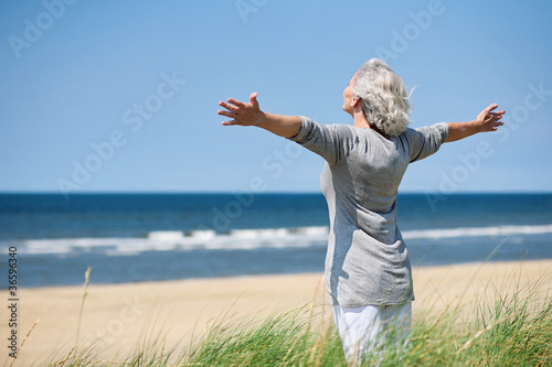 Photo: grauhaarige Frau am Meer grauhaarige Frau am Meer