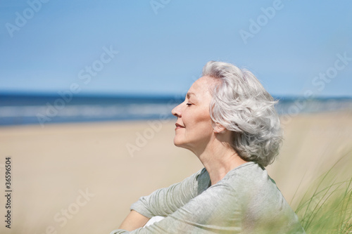 Foto: attraktive, grauhaarige Frau genießt das Meer attraktive, grauhaarige Frau genießt das Meer