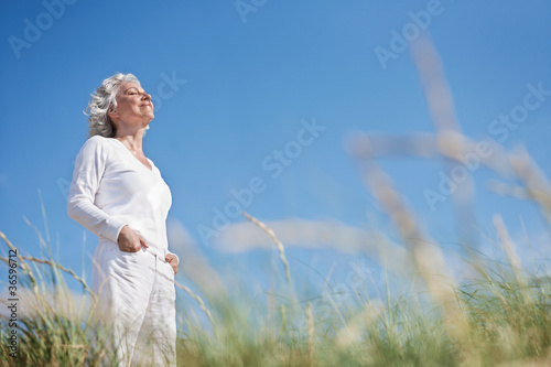Photo: attraktive, grauhaarige Seniorin genießt das Meer attraktive, grauhaarige Seniorin genießt das Meer