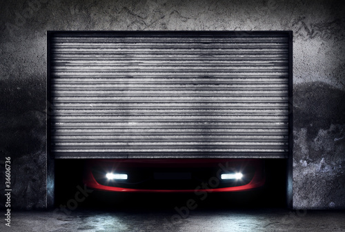 Foto: Sportscar behind Garage Door Sportscar behind Garage Door