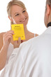 Patientin übergibt Impfpass