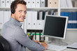 mann mit headset am pc