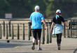 couple de personnes âgées en train de marcher
