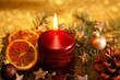 Weihnachtlich dekoriert mit Kerze ©yvonneweis