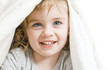 Viso di bambina mentre ride