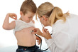 Foto: Kinderärztin untersucht Jungen Kinderärztin untersucht Jungen