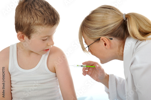 Photo: Kinderärztin impft Jungen Kinderärztin impft Jungen