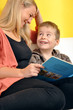 Mutter und Kind lesen Kinderbuch