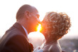 Foto: Bride and groom kissing at sunset Bride and groom kissing at sunset