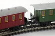 Modelleisenbahnwagons fahren auf Schiene