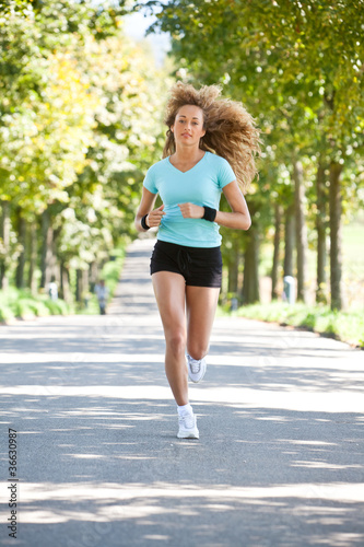 Foto: Junge Frau beim joggen Junge Frau beim joggen