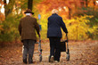 Rentnerpaar im Herbst