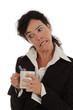 femme grimaçant en buvant un café trop fort